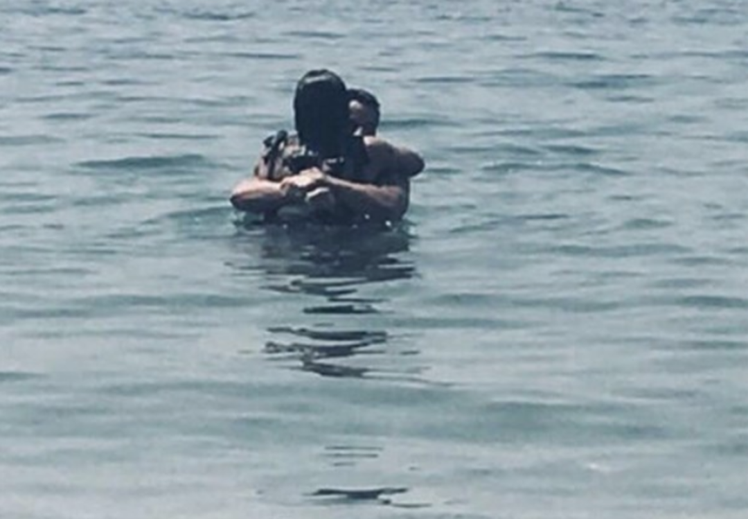 Denizde aşka geldiler! &Uuml;nl&uuml; &ccedil;ift b&ouml;yle yakalandı 