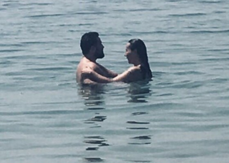 Denizde aşka geldiler! Ünlü çift böyle yakalandı  G2