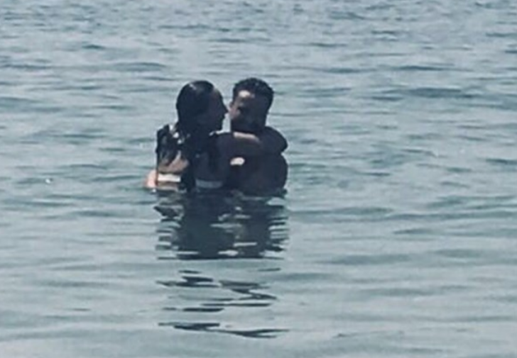 Denizde aşka geldiler! Ünlü çift böyle yakalandı  G3