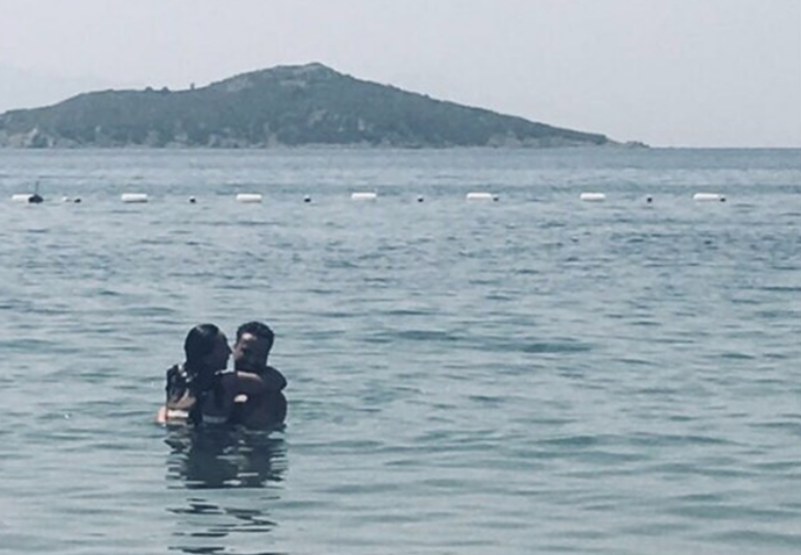 Denizde aşka geldiler! Ünlü çift böyle yakalandı  G4