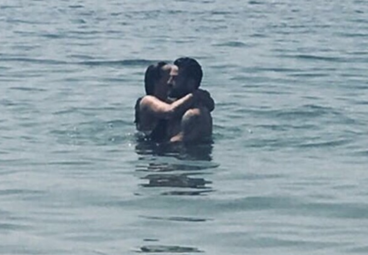 Denizde aşka geldiler! Ünlü çift böyle yakalandı  G5
