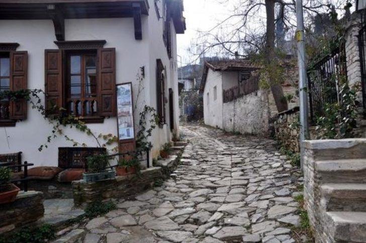 8- TAŞ SOKAKLARI VE BEYAZ EVLERİYLE 'ŞİRİNCE'
