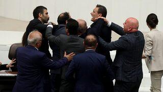 Alpay Özalan'dan Meclis'teki gerginlikle ilgili açıklama: Bazı şeyleri görmezlikten gelemeyiz 