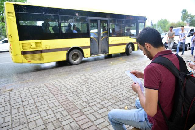 Otobüs beklerken 'Bilge Ekran' ile öğreniyorlar