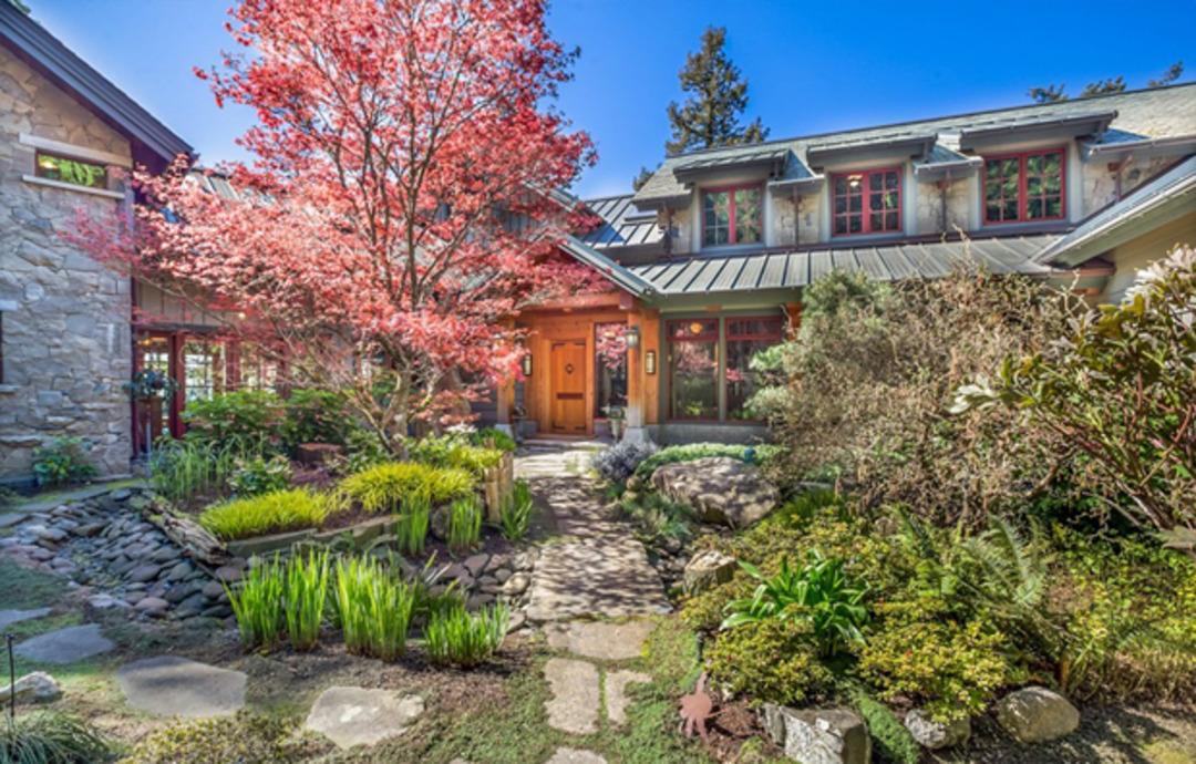 Bu evi g&ouml;ren hayran kalıyor! Fakir bir ailenin &ccedil;ocuğuyken bakın nasıl bir evde hayatını s&uuml;rd&uuml;r&uuml;yor