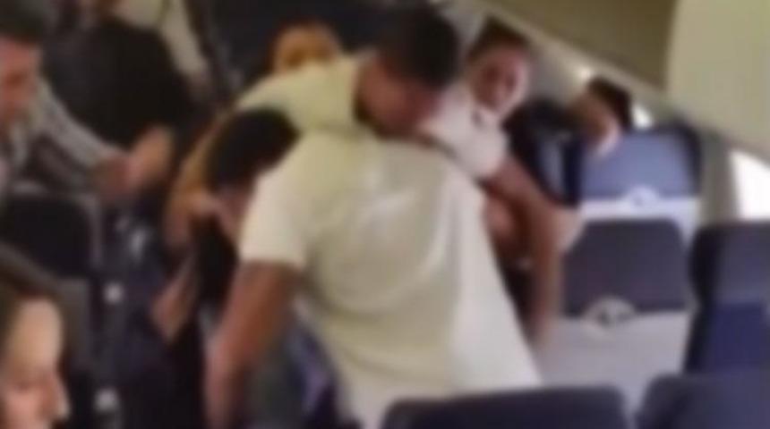 Yolcuların hayatını tehlikeye attılar! Pilotlar yumruklu kavgaya tutuştu