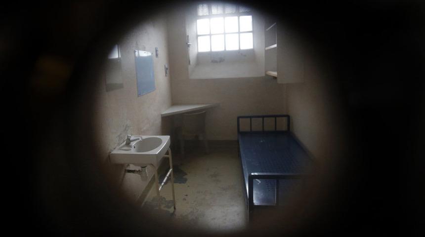 Almanya'da akılalmaz ölüm! Cinsel haz için lambayı söküp cinsel organına bağlayınca...