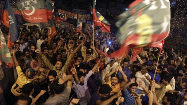 İmran Han Pakistan’da Zafer İlan Etti 