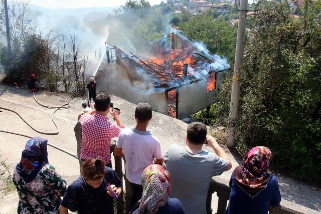 Yardımlarla yapılan ev yangında kül oldu