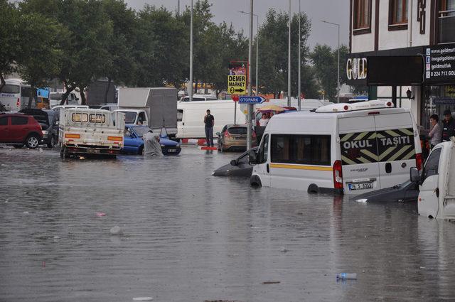 İnegöl'de sağanak yağış nedeniyle araçlar suya gömüldü