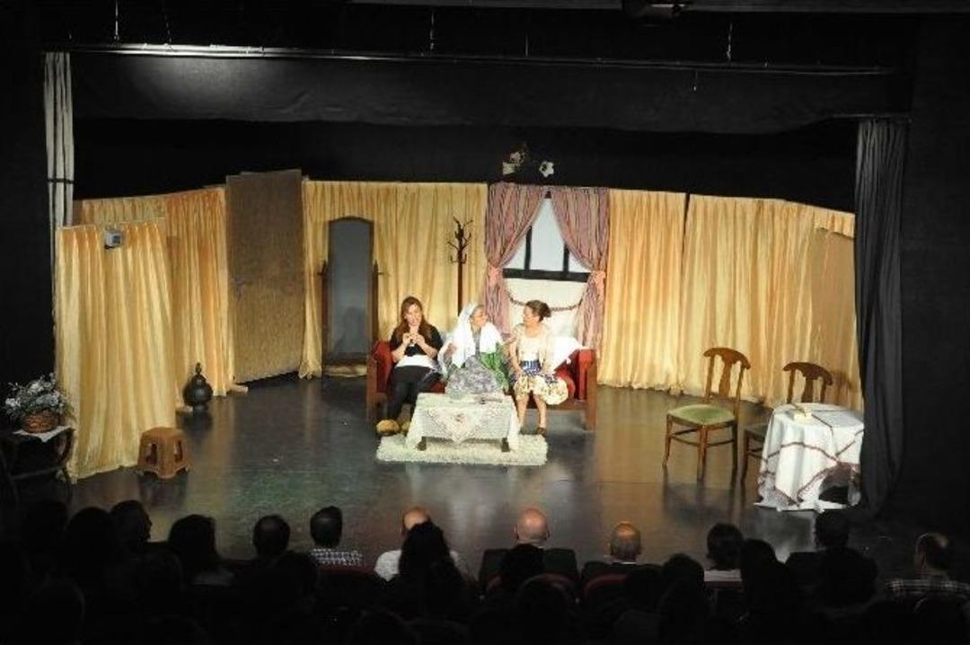 Kuşadalı Tiyatroculardan Alkışlanan G&ouml;steri