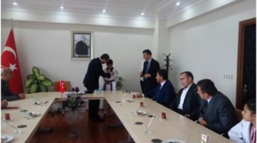 Çerkezköy Kaymakamı Kubilay’dan Başarılı Sporculara Altın