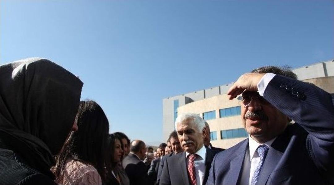 Bakan G&uuml;ll&uuml;ce Karab&uuml;k&rsquo;te