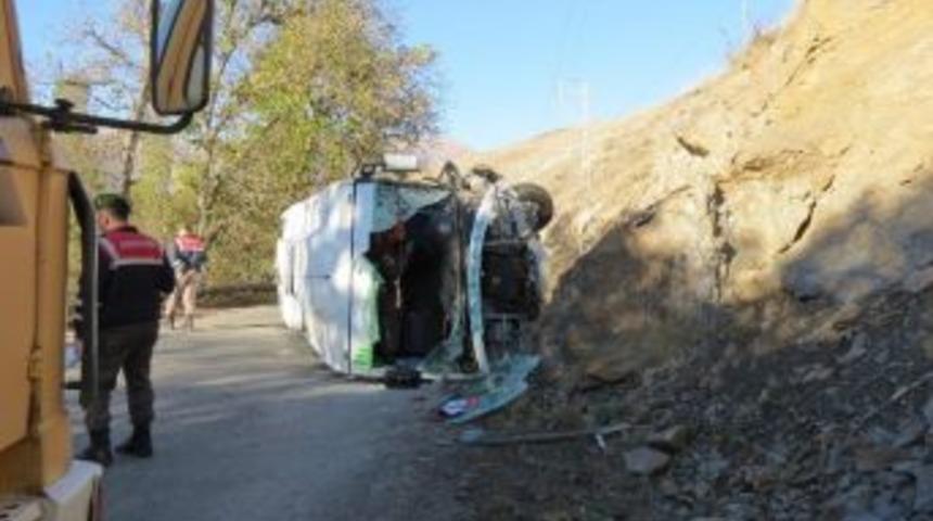 &Ouml;ğrenci Servisi Devrildi: 15 Yaralı