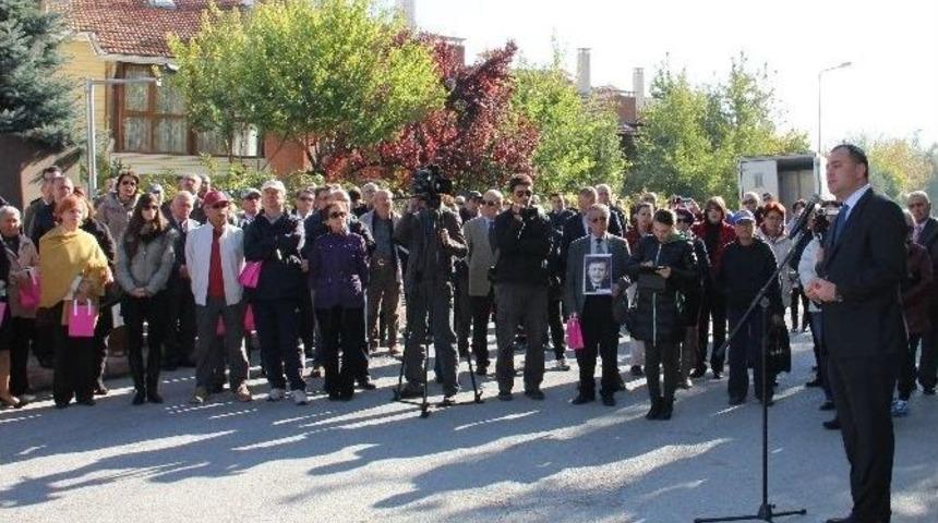 Ahmet Taner Kışlalı &Ouml;l&uuml;m&uuml;n&uuml;n 15. Yıld&ouml;n&uuml;m&uuml;nde &Ccedil;ayyolu&rsquo;ndaki Evinin &Ouml;n&uuml;nde Anıldı