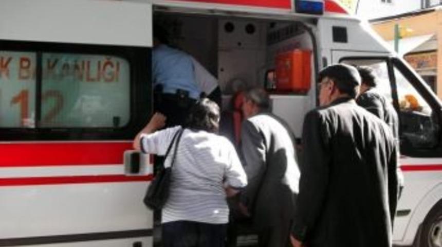 Kars&rsquo;ta Ambulanslara S&uuml;r&uuml;c&uuml;ler Yol Vermiyor