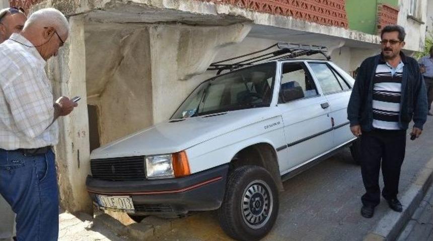 Otomobil Evin Alt Balkonuna Girdi