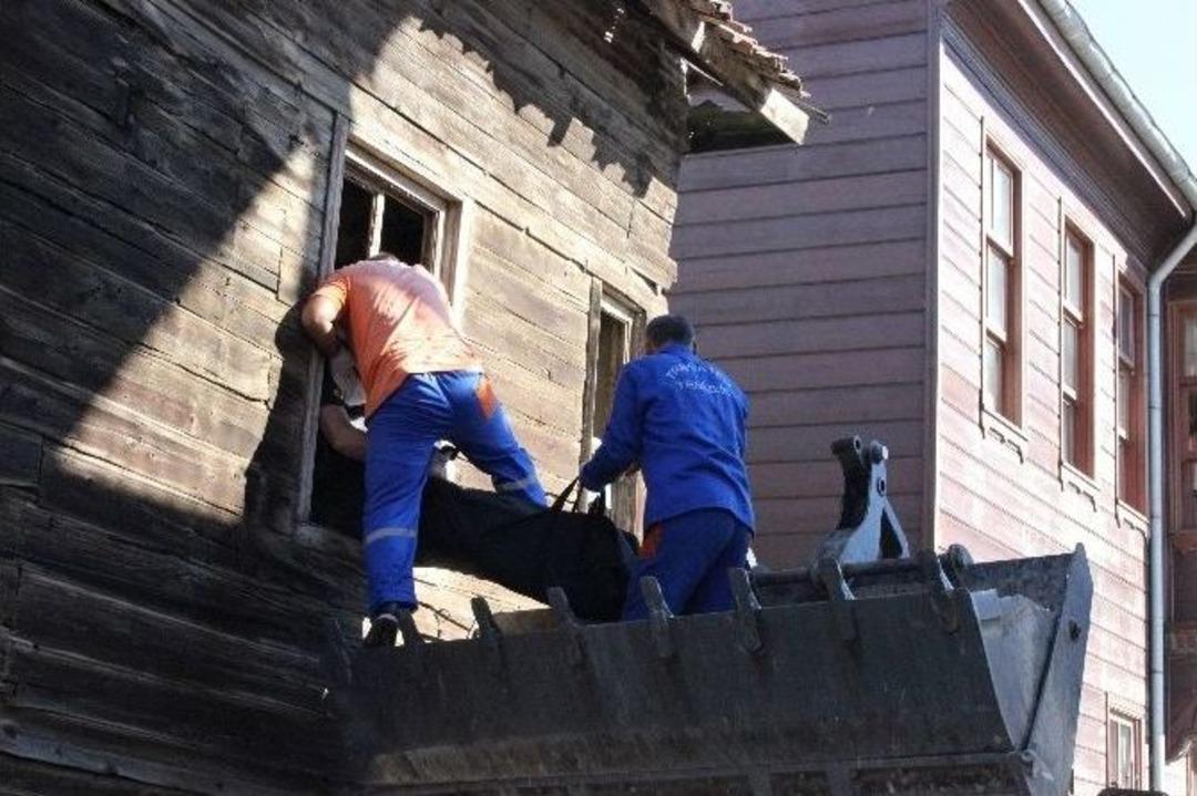 K&ouml;t&uuml; Kokular Gelen Metruk Binada Erkek Cesedi Bulundu