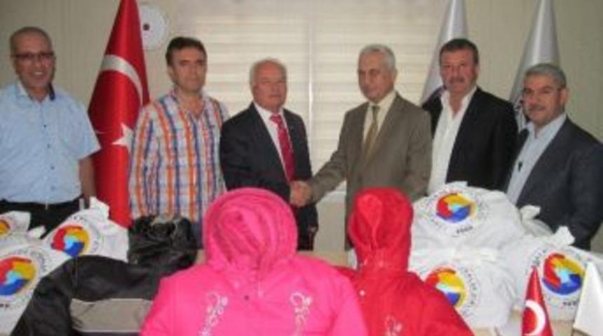 Kozan Ticaret Odası&rsquo;ndan &Ouml;ğrencilere Mont Yardımı