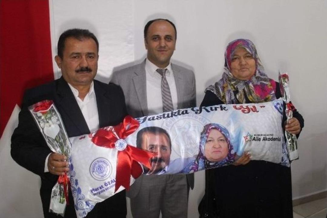 Evlilikte 40 Yılını Dolduran &Ccedil;iftlere &lsquo;yastık&rsquo; Jesti