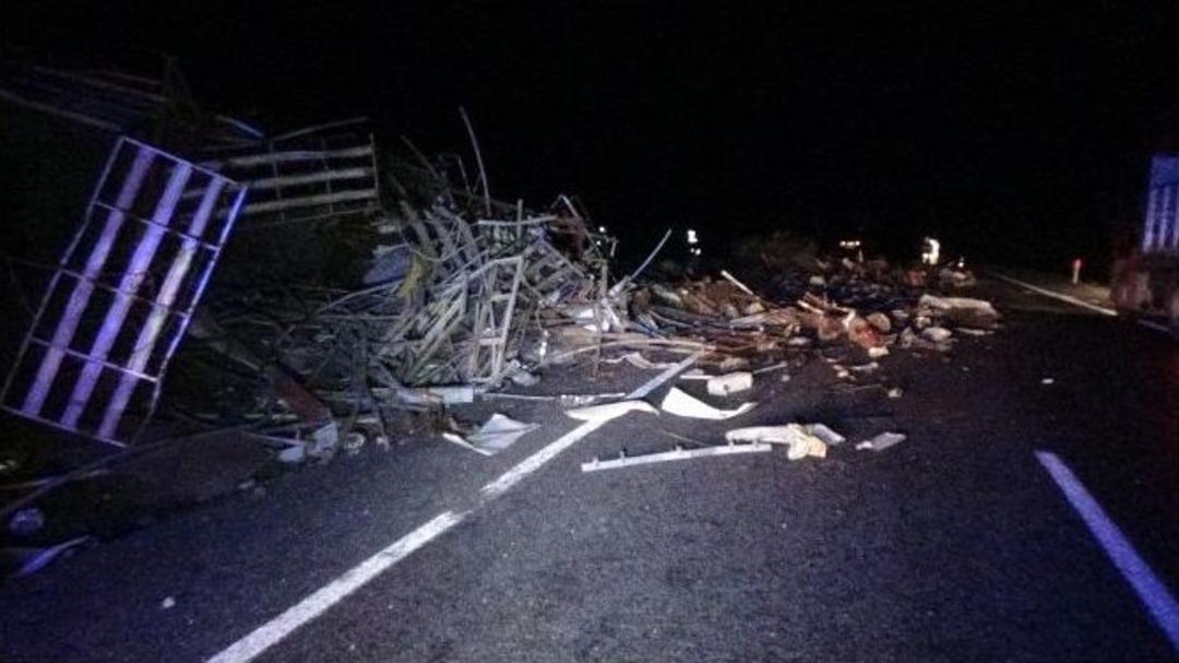 Hurda Y&uuml;kl&uuml; Tır Devrildi: 1 Yaralı