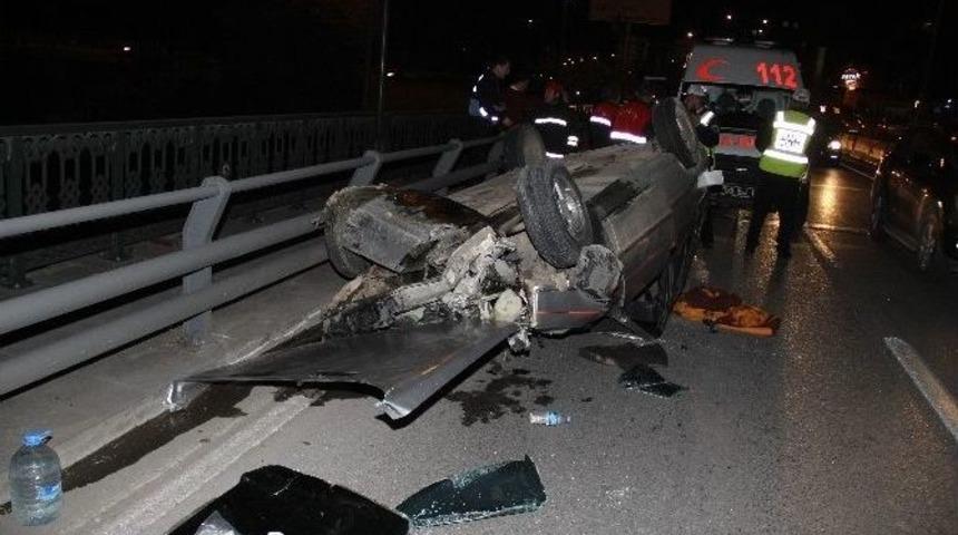 Otomobil K&ouml;pr&uuml; &Uuml;st&uuml;nde Takla Attı: 2 Yaralı