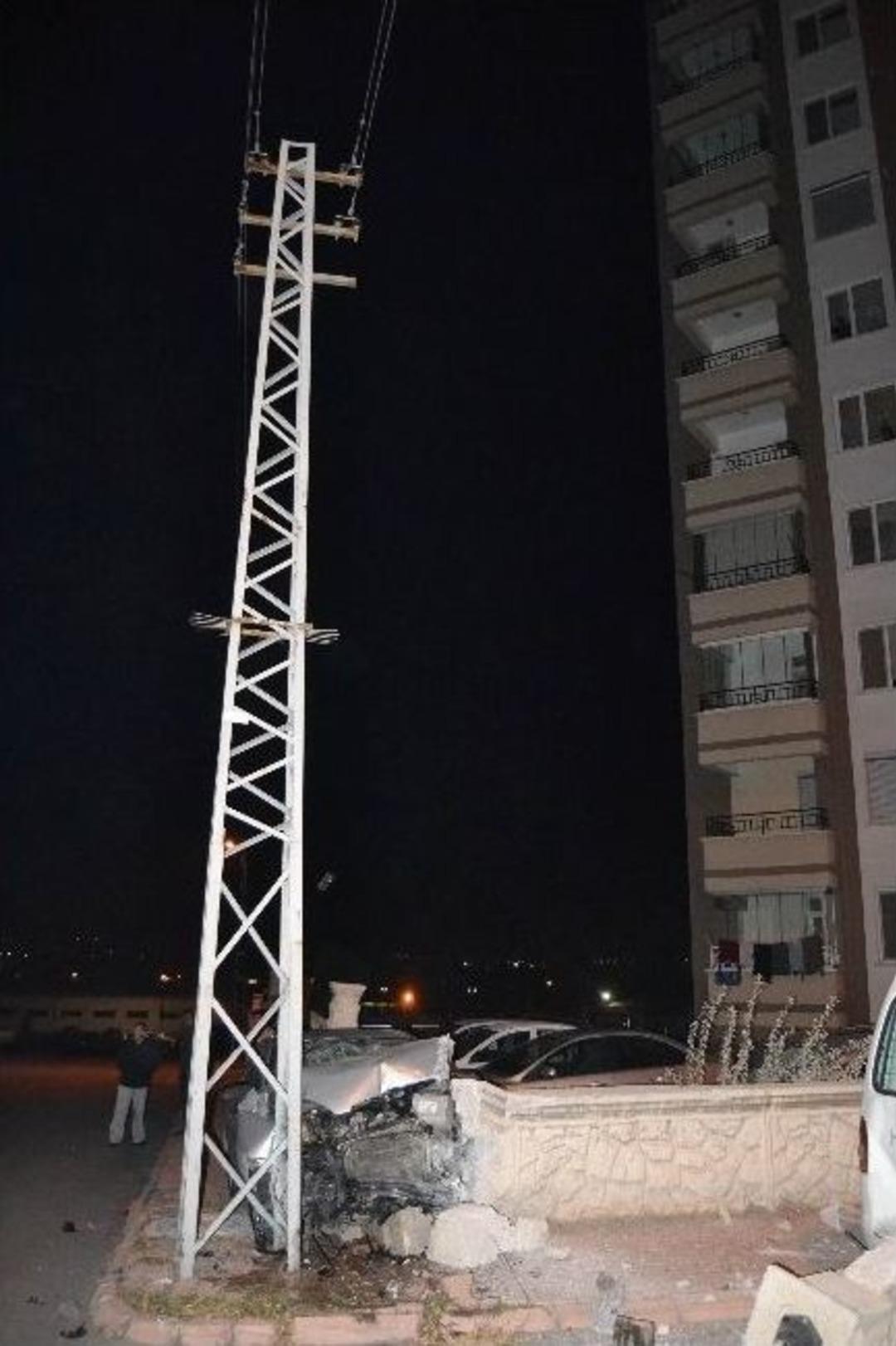 Otomobil Duvarla Elektrik Direği Arasında Sıkıştı: 3 Yaralı