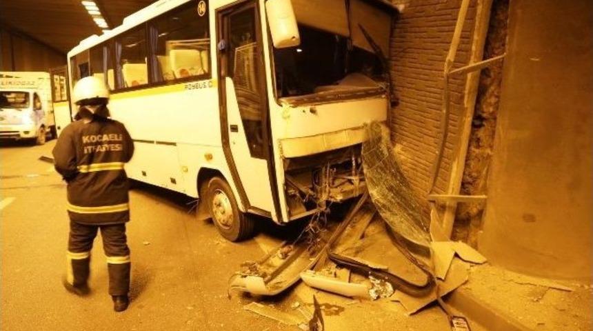 Servis Minib&uuml;s&uuml; Kaza Yaptı: &Uuml;&ccedil; Yaralı