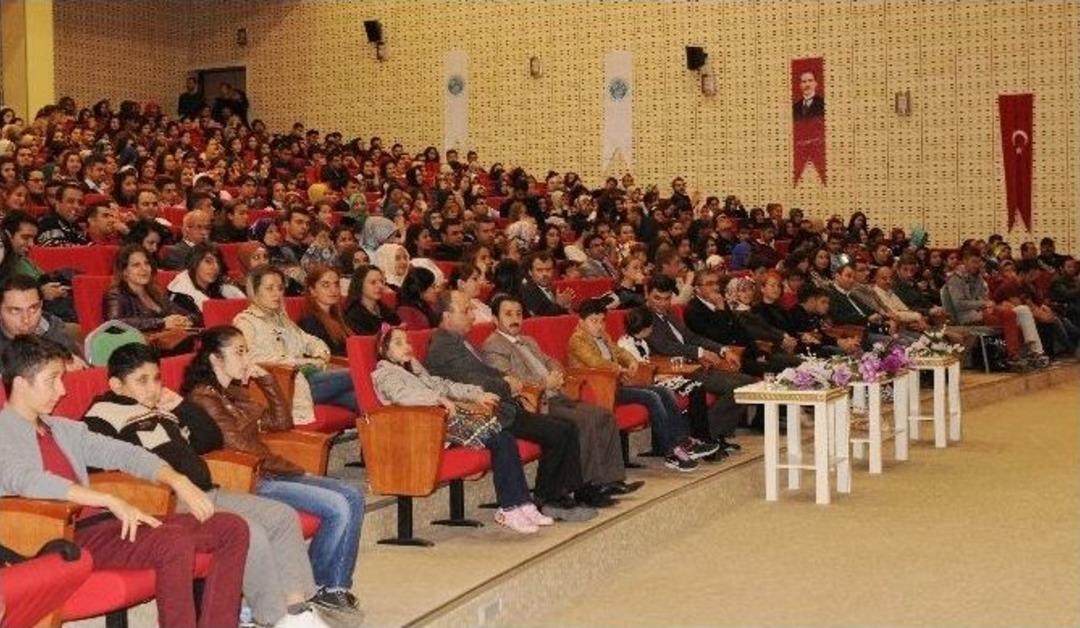 Benimle Delirir Misin? 7 Aralık &Uuml;niversitesi&rsquo;nde Sahnelendi
