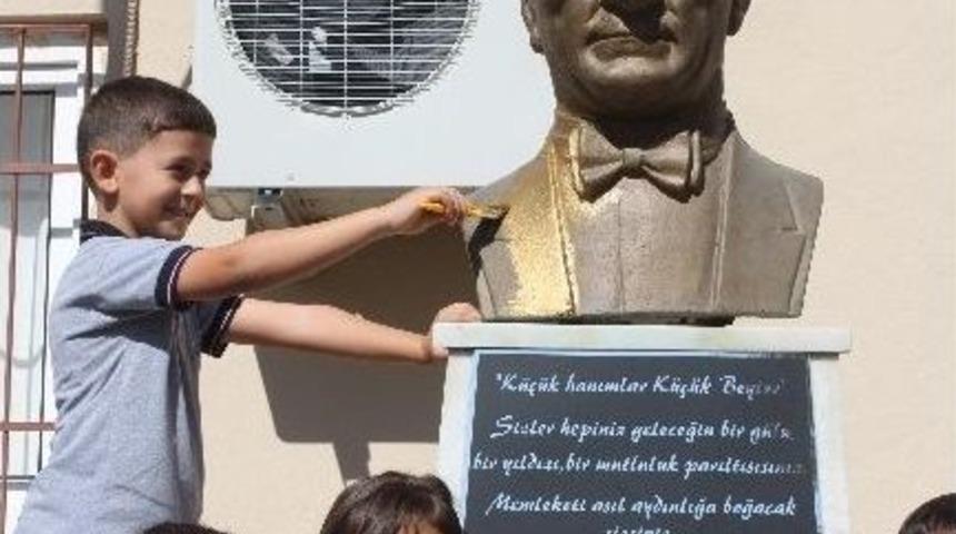 &Ouml;ğrenciler Atat&uuml;rk B&uuml;st&uuml;ne Sahip &Ccedil;ıktı
