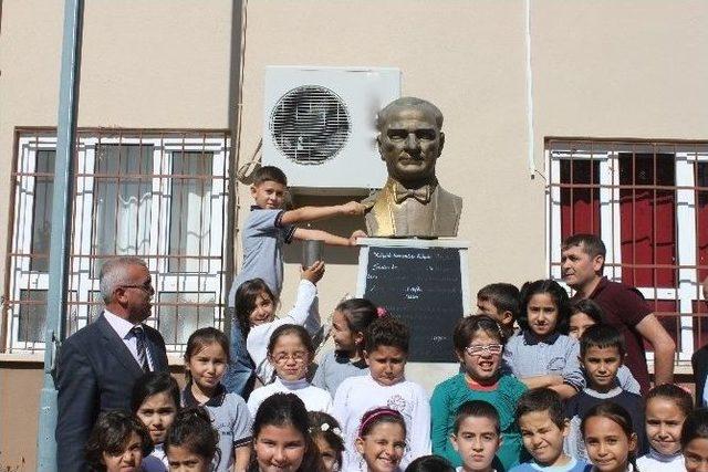 Öğrenciler Atatürk Büstüne Sahip Çıktı