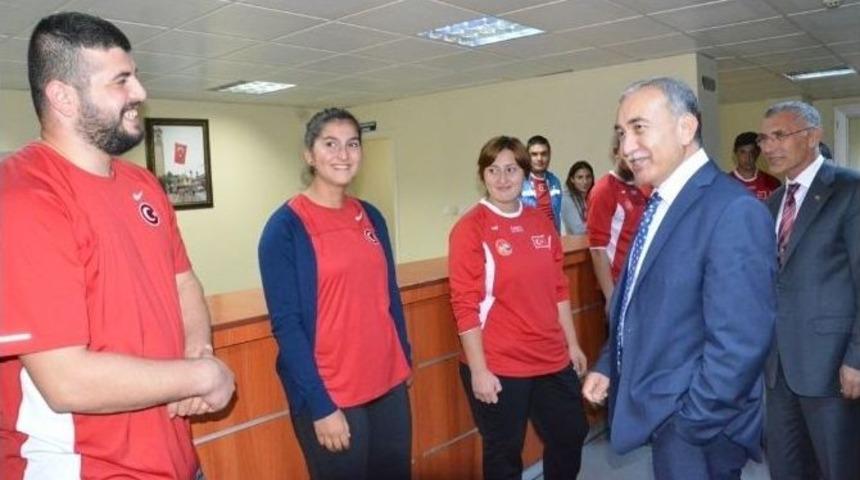 Vali B&uuml;y&uuml;k Atmalar Milli Takımı Kampını Ziyaret Etti