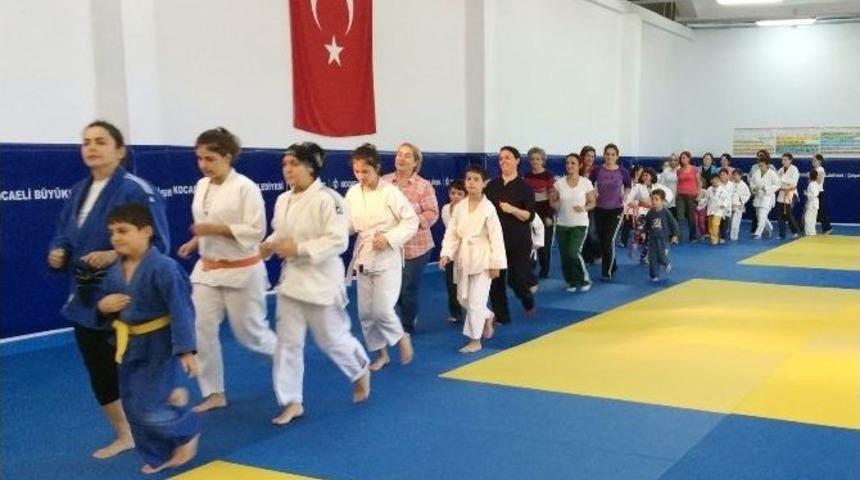 &Ccedil;ocuklarıyla Birlikte İdman Yaptılar