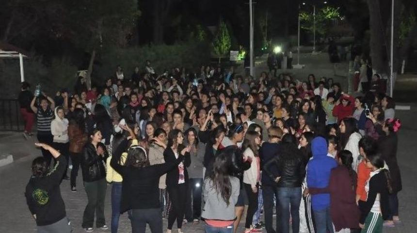 Kız &Ouml;ğrencilerden &rsquo;yurt&rsquo; Protestosu