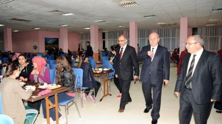 Vali Nayir, &Uuml;niversiteli &Ouml;ğrencilerle Bir Araya Geldi