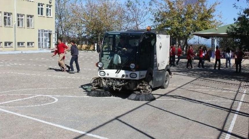 Ak&ccedil;akoca&rsquo;da Okul Bah&ccedil;eleri Temizleniyor
