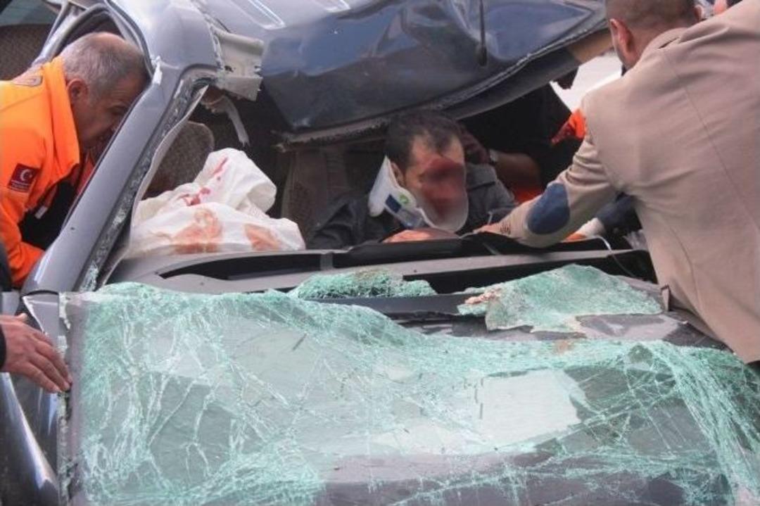 Van&rsquo;da Kamyonet &Ccedil;&ouml;p Kamyonuna &Ccedil;arptı: 1 &Ouml;l&uuml;, 6 Yaralı