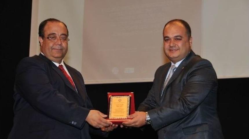 Ad&uuml;&rsquo;den Ayto&rsquo;ya Teşekk&uuml;r Plaketi