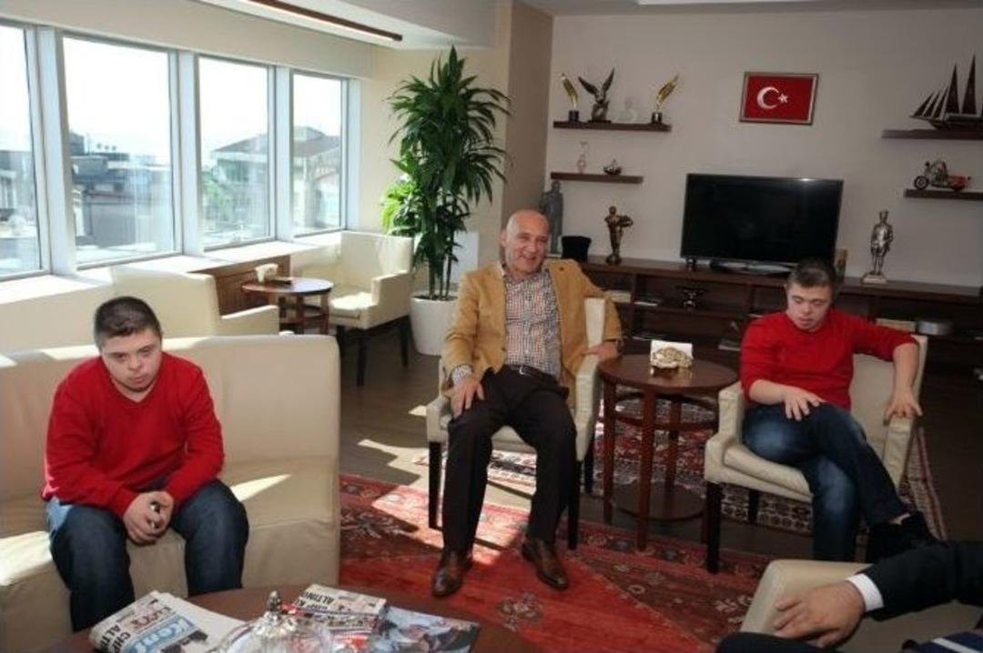 Down Sendromlu &Ccedil;ift Yumurta İkizlerinden Başkan &Ouml;z&rsquo;e Ziyaret