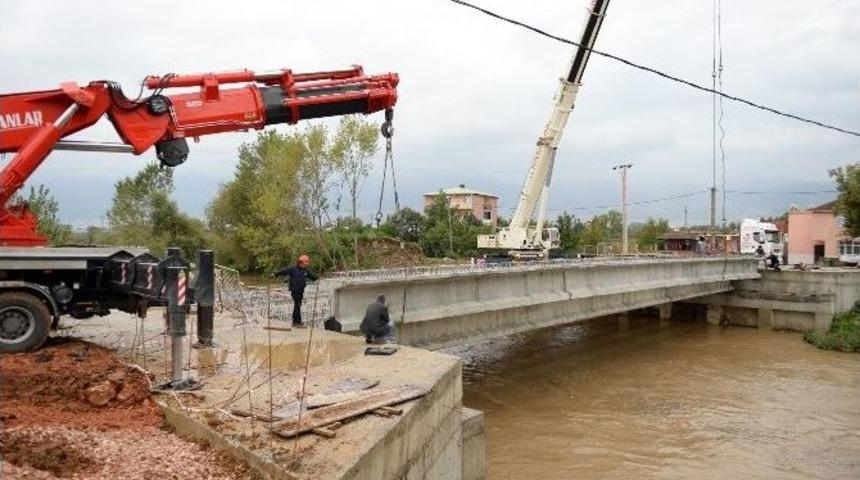 İki Mahalleyi Birbirine Bağlayacak K&ouml;pr&uuml; A&ccedil;ılış İ&ccedil;in G&uuml;n Sayıyor