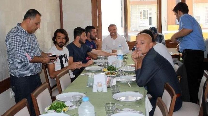 Mersin İdmanyurdu&rsquo;lu Futbolculara Moral Yemeği