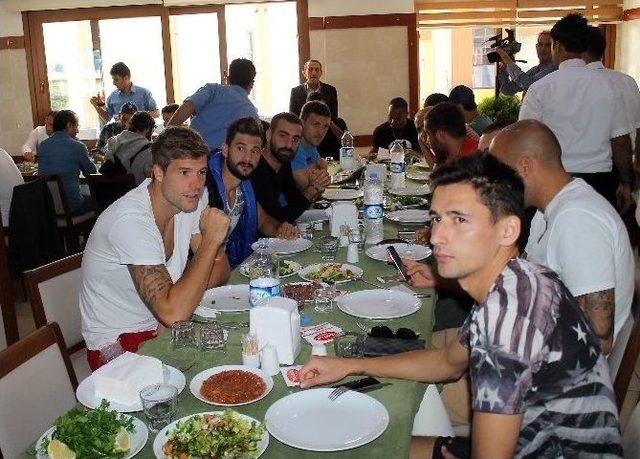 Mersin İdmanyurdu’lu Futbolculara Moral Yemeği