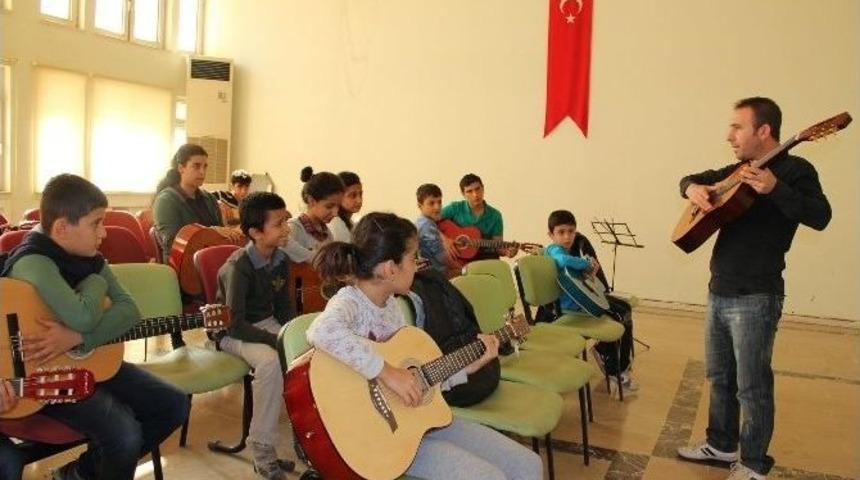 Büyükşehir Belediyesi’nden Enstrüman Kursları