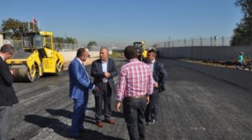 Başkan &Uuml;z&uuml;lmez, Asfaltlama &Ccedil;alışmalarını Denetledi