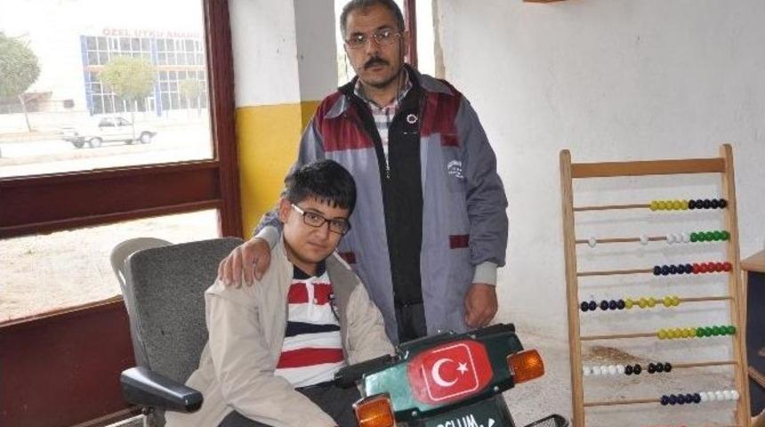 Bedensel Engelli Oğlunun Okuması İ&ccedil;in Ahşap Oyuncak At&ouml;lyesi A&ccedil;tı