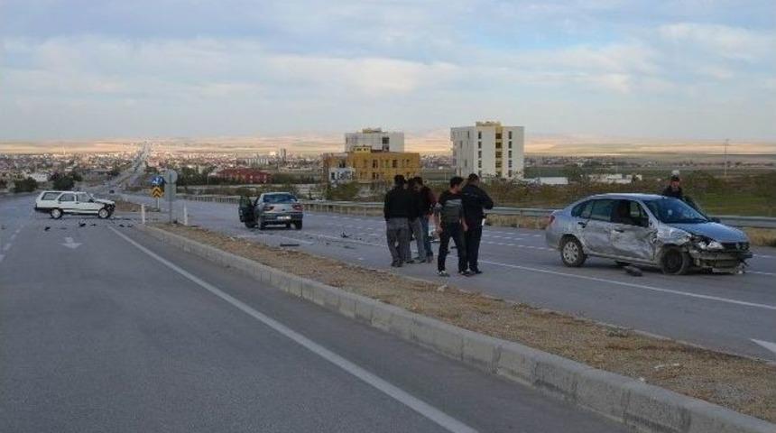 Kulu&rsquo;da &Uuml;&ccedil; Aracın Karıştığı Kazada 2 Kişi Yaralandı