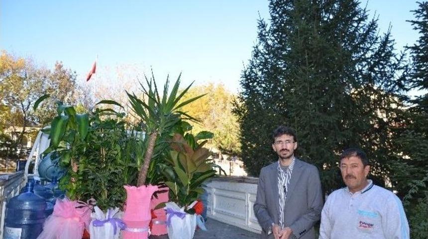 Kaymakam Kendisine Gelen &Ccedil;i&ccedil;ekleri Bağışladı