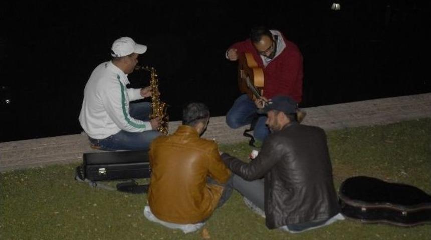 Eskişehir&rsquo;de Sokak M&uuml;zisyenleri Kulakların Pasını Sildi
