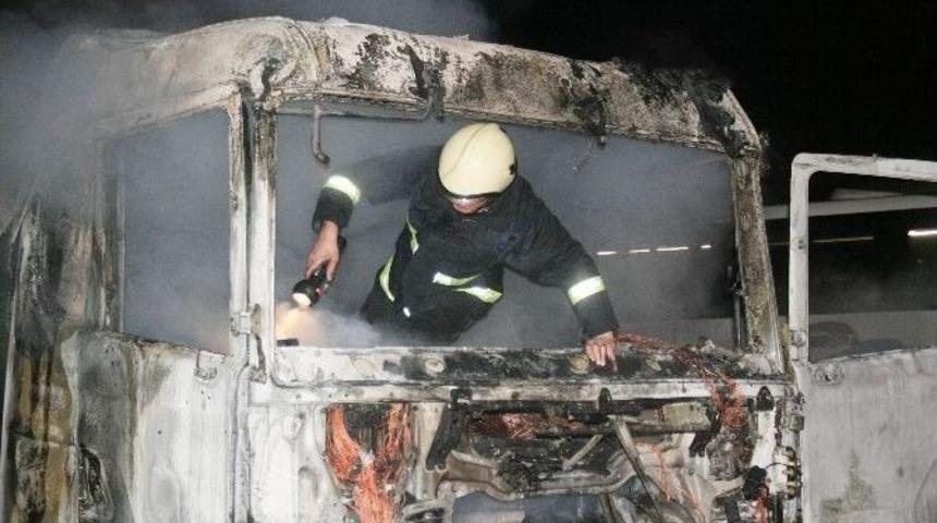 Tem Otoyolunda Tanker Yangını Korkuttu