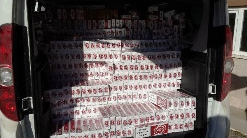 Polisi G&ouml;r&uuml;nce Ara&ccedil; Dolusu Ka&ccedil;ak Sigarayı Bırakıp Ka&ccedil;tı